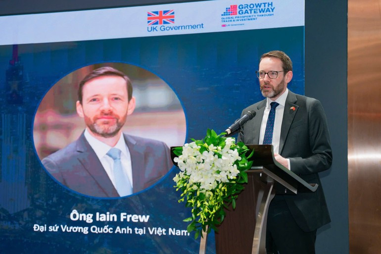 El embajador del Reino Unido en Vietnam, Iain Frew, habla en el evento. (Foto: nhandan)