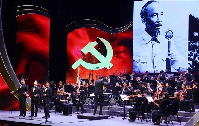 Artistas actúan en el evento. (Foto: VNA)