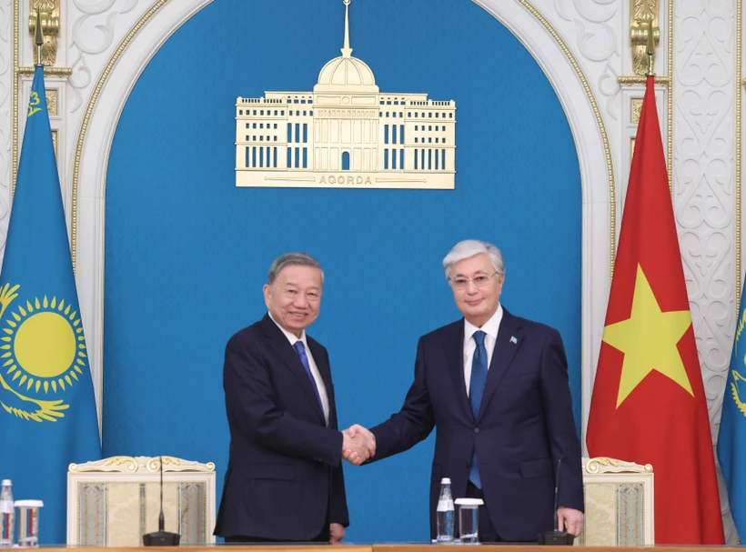 El secretario general del Partido Comunista de Vietnam (PCV), To Lam, y el presidente de Kazajistán, Kassym-Jomart Tokayev, adoptaron la Declaración Conjunta sobre el establecimiento de Asociación Estratégica bilateral. (Foto: VNA)