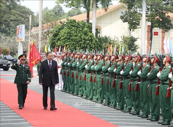 El secretario general del Partido Comunista de Vietnam, To Lam, visita Comando Militar de la provincia de Binh Duong. (Foto: VNA)