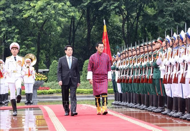 El presidente de Vietnam, Luong Cuong, encabeza la ceremonia oficial de bienvenida al Rey de Bután. (Foto: VNA)