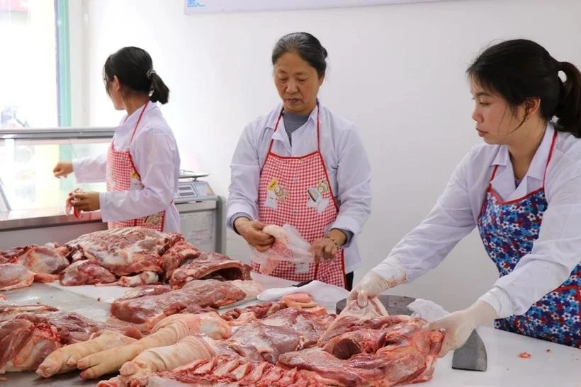 Venta de carne de cerdo en un supermercado en Hanoi (Foto: VNA)
