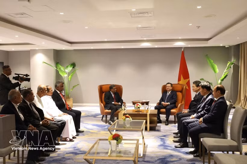 Nguyen Thanh Nghi, miembro del Buró Político, secretario del Comité Central del PCV y jefe de su Comisión de Políticas y Estrategias, recibe a una delegación del Partido Comunista de Sri Lanka y la Asociación de Solidaridad Sri Lanka-Vietnam. Foto: VNA