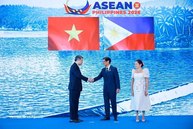 El presidente Ferdinand Romualdez Marcos Jr., recibe al primer ministro Le Minh Hung en la 48.ª Cumbre de la ASEAN. Foto: VNA