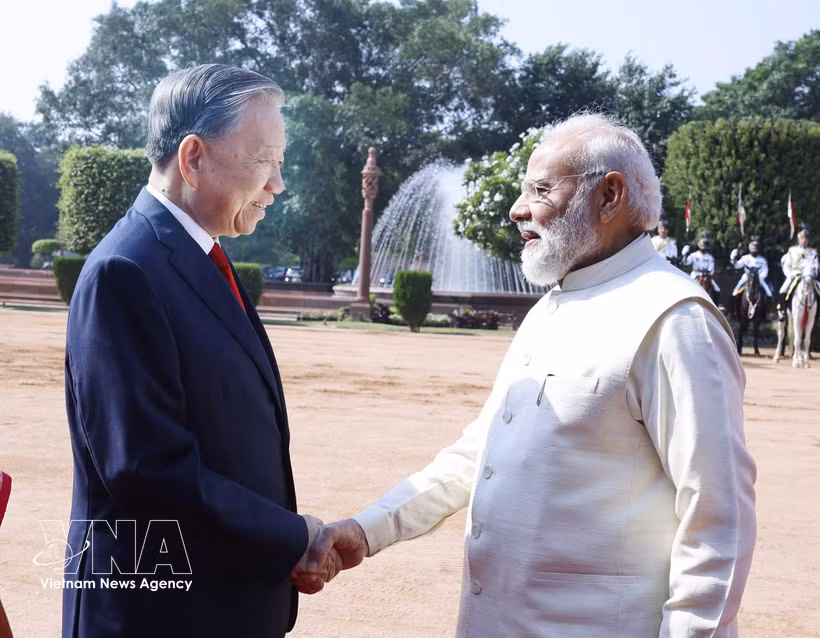 El primer ministro de India, Narendra Modi, recibe al secretario general del Partido y presidente de Vietnam, To Lam. Foto: VNA