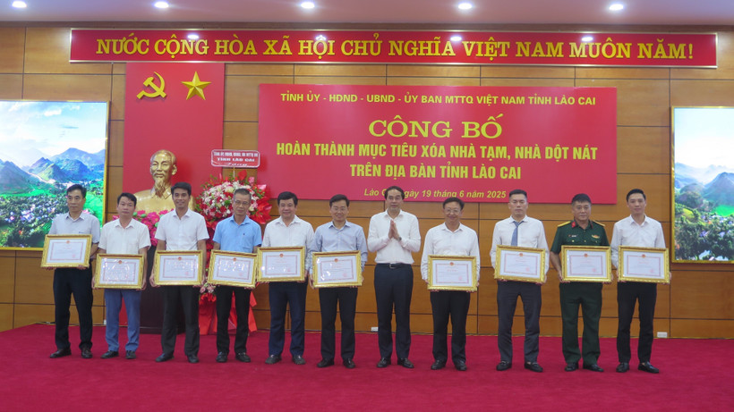 Entregan certificados de mérito a personas destadas en el programa de eliminación de viviendas precarias en Lao Cai, el 19 de junio. (Foto: VNA)