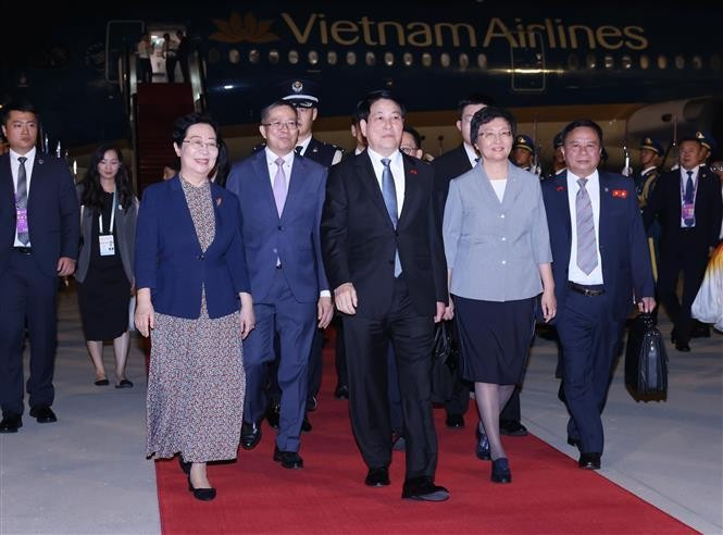 El presidente de Vietnam, Luong Cuong, arriba al aeropuerto internacional en Beijing. (Foto: VNA)