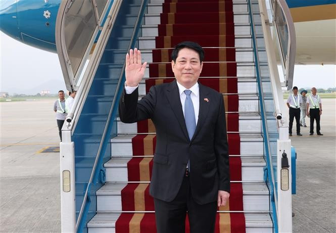 El presidente de Vietnam, Luong Cuong, parte de Hanoi rumbo a China. (Fuente: VNA)