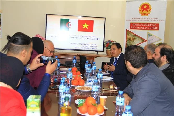 El consejero comercial Hoang Duc Nhuan y los delegados en la reunión. (Foto: VNA)