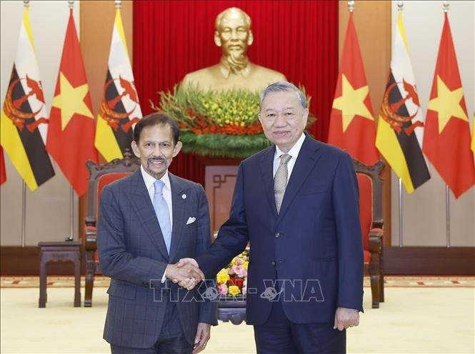 El secretario general del Partido Comunista de Vietnam, To Lam, recibe al Sultán de Brunéi Darussalam, Haji Hassanal Bolkiah. (Foto: VNA)