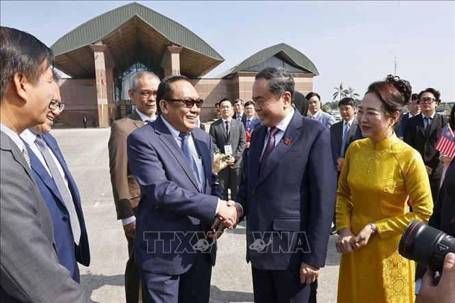 El presidente del Senado de Malasia, Dato' Awang Bemee, Awang Ali Basah, despide al presidente de la Asamblea Nacional, Tran Thanh Man, y a su esposa. Foto: Doan Tan/TTXVN