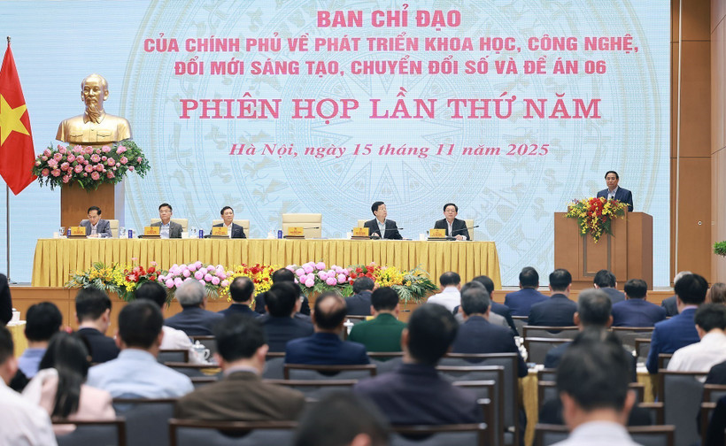 El primer ministro de Vietnam, Pham Minh Chinh, habla en la reunión. (Foto: VNA)