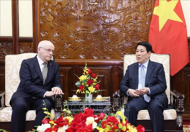 El presidente de Vietnam, Luong Cuong, recibe al embajador de Finlandia, Keijo Norvanto. (Foto: VNA)