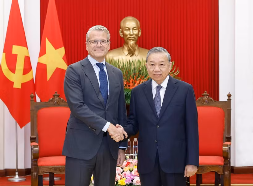 El secretario general del Partido Comunista de Vietnam, To Lam, recibe a Vincent Clerc, director del Grupo A.P. Moller - Maersk de Dinamarca. Foto: VNA