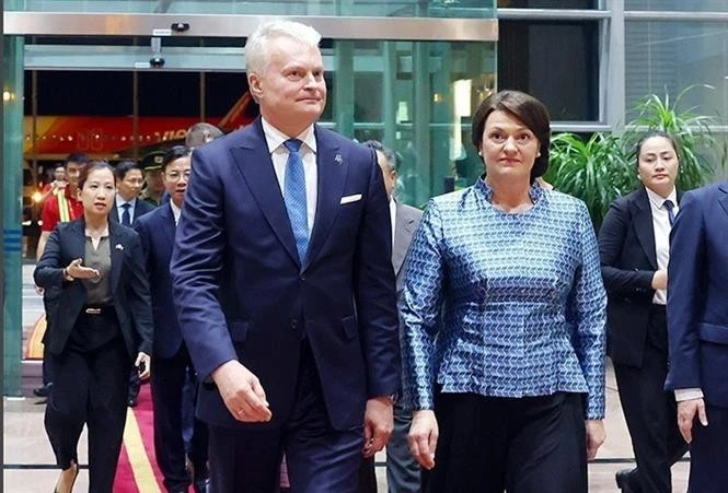 El presidente de Lituania, Gitanas Nausėda, y su esposa, Diana Nausėdienė, llegan a Hanoi. (Foto: VNA)