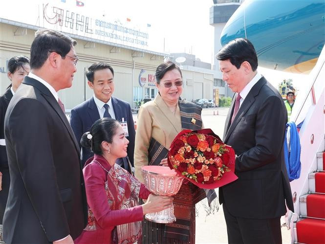 El presidente de Vietnam, Luong Cuong llega al Aeropuerto Internacional de Wattay, en Vientiane. (Foto: VNA)