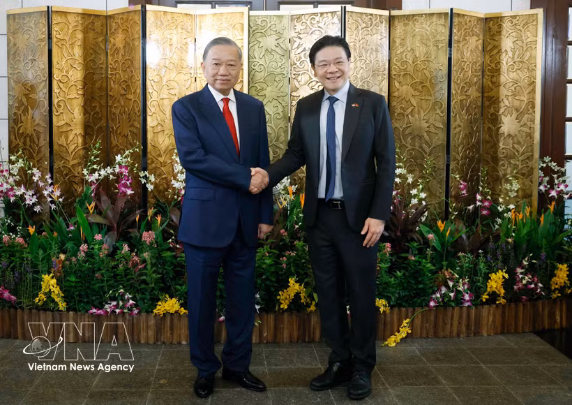 El secretario general del Partido Comunista de Vietnam y presidente del país, To Lam, y el primer ministro singapurense, Lawrence Wong. (Foto: VNA)