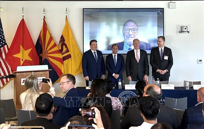Exembajadores estadounidenses en Vietnam y el embajador vietnamita en Washington, Nguyen Quoc Dung (segundo desde la izquierda). Foto: VNA