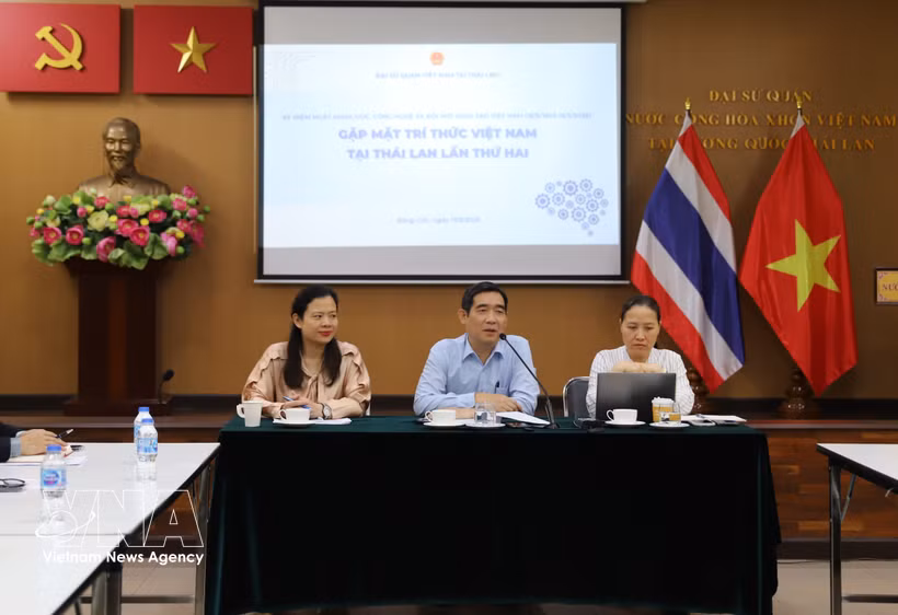 El embajador Pham Viet Hung (en el centro) pronuncia el discurso de apertura del coloquio. Foto: VNA