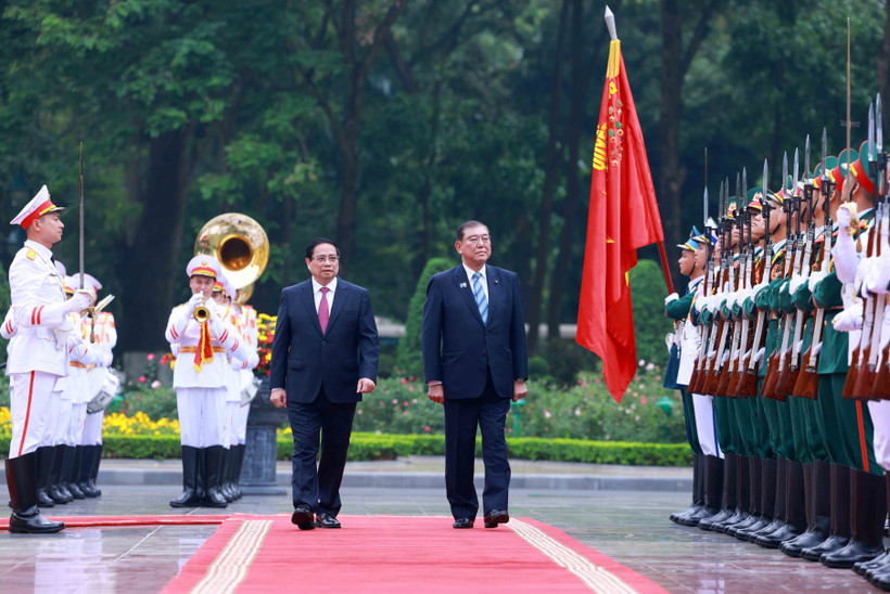 El primer ministro de Vietnam, Pham Minh Chinh, preside la ceremonia oficial de bienvenida a su homólogo japonés, Ishiba Shigeru. (Foto: VNA)