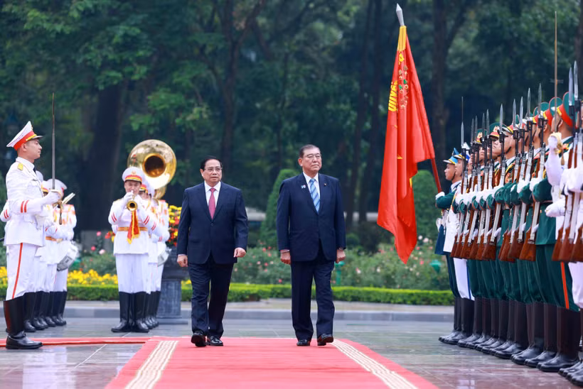 El primer ministro de Vietnam, Pham Minh Chinh, preside la ceremonia oficial de bienvenida a su homólogo japonés, Ishiba Shigeru. (Foto: VNA)
