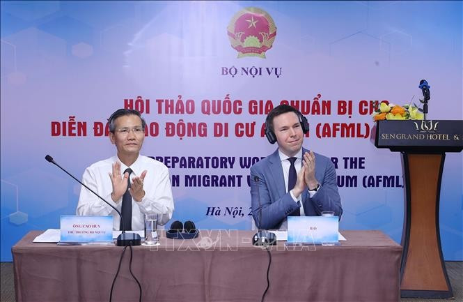 El viceministro del Interior, Cao Huy, y Felix Weidencaff, representante de la OIT. (Foto: VNA)