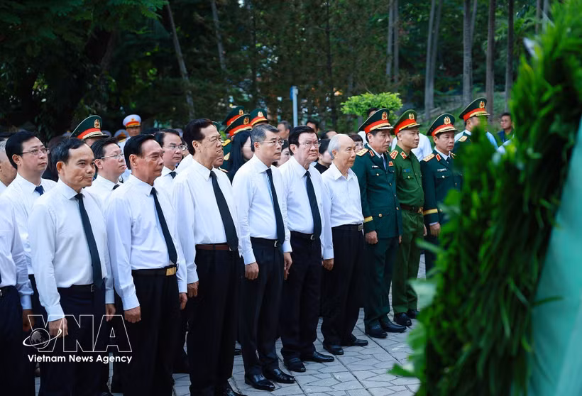 El primer ministro Le Minh Hung ofrece flores e incienso ante el monumento del difunto secretario general Tran Phu y los héroes mártires en el parque Le Thi Rieng. Foto: VNA