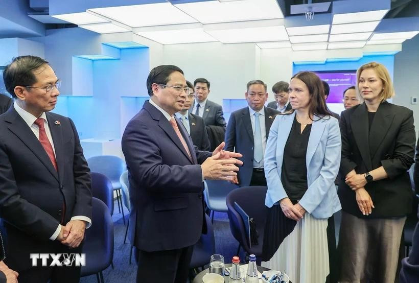 El primer ministro de Vietnam, Pham Minh Chin, visita el Centro e-Estonia, Foto: VNA