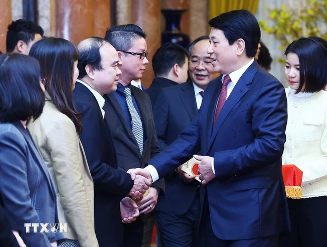 El presidente Luong Cuong felicita al personal de la Oficina Presidencial. (Foto: VNA)