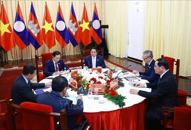 El primer ministro vietnamita, Pham Minh Chinh, mantiene una sesión de trabajo con sus homólogos de Camboya, Hun Manet, y de Laos, Sonexay Siphandone, (Foto: VNA)