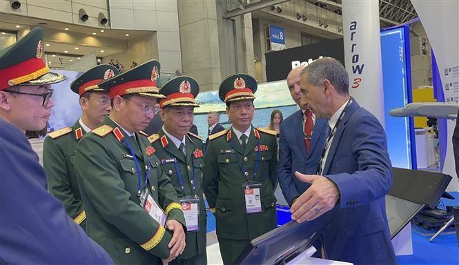 La delegación vietnamita participa en la exposición de defensa y seguridad en Japón. (Foto: VNA)