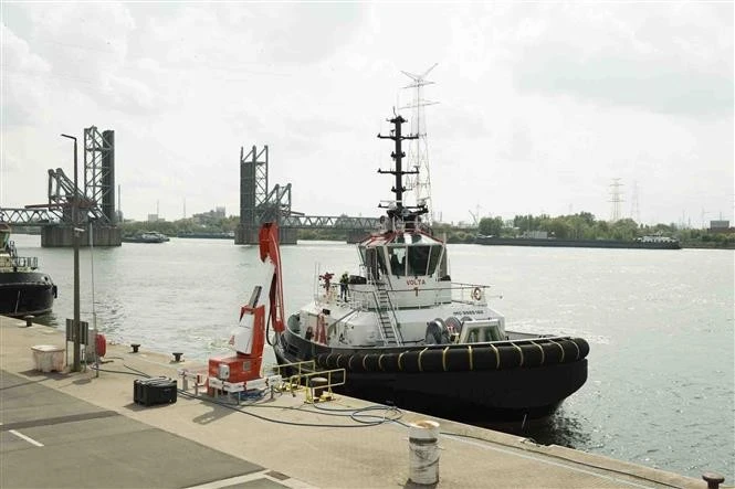 El remolcador eléctrico el Volta 1 en el puerto de Amberes. (Foto: VNA)