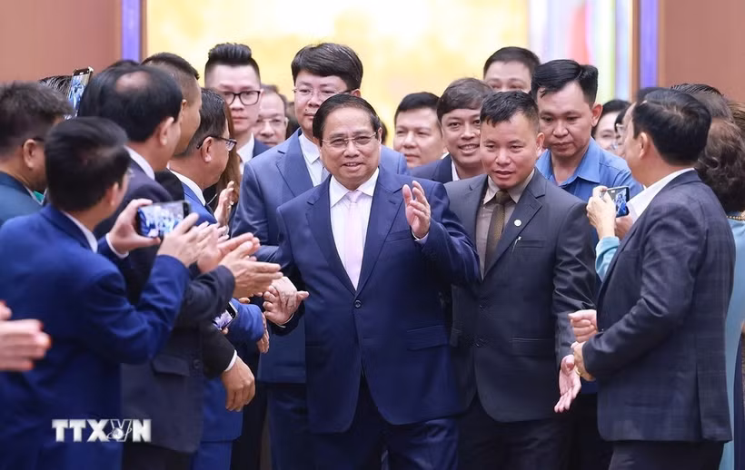 El primer ministro Pham Minh Chinh mantuvo el 31 de mayo un diálogo con empresas para implementar eficazmente la Resolución 68-NQ/TW del Buró Político sobre el desarrollo del sector privado. Foto: VNA