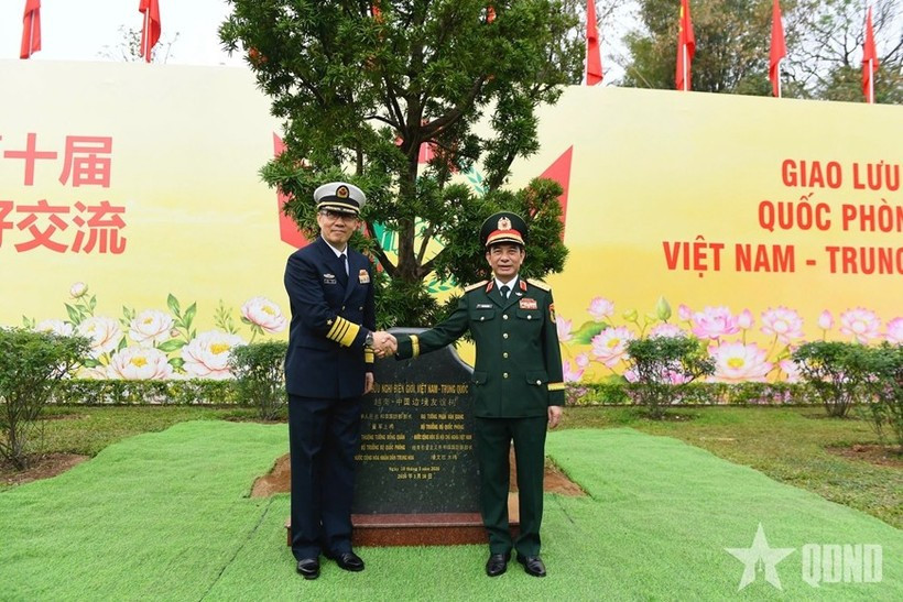 El ministro de Defensa de Vietnam, Phan Van Giang, y su homólogo chino, Dong Jun. )Ftoto: qdnd.vn