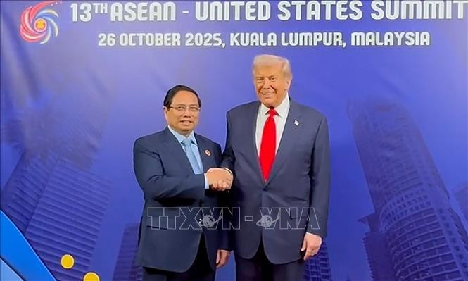 El primer ministro vietnamita, Pham Minh Chinh, se reúne con el presidente estadounidense, Donald Trump, al margen de la 13ª Cumbre ASEAN–EE.UU. Foto: VNA