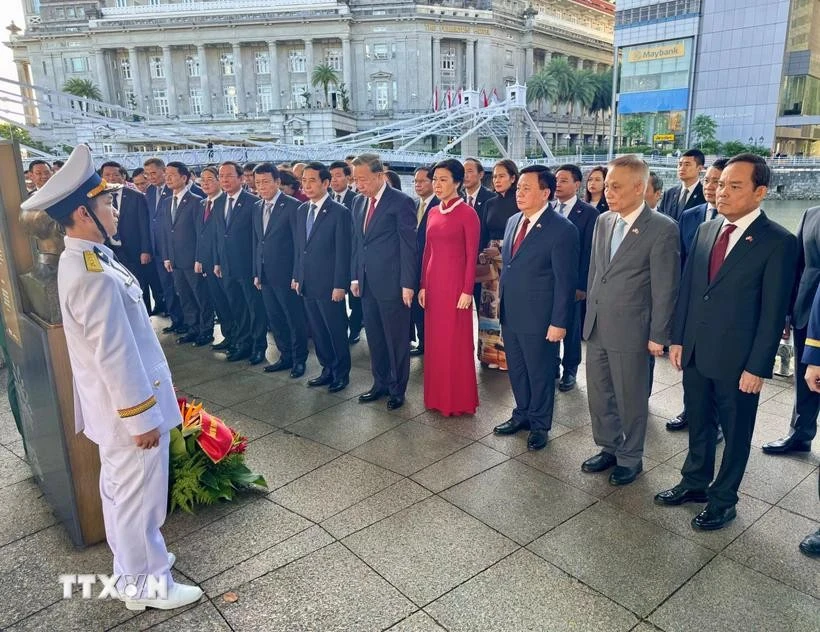 El secretario general del Partido Comunista de Vietnam, To Lam, su esposa, y la delegación que lo acompaña rinden homenaje al Presidente Ho Chi Minh el Museo de las Civilizaciones Asiáticas. (Foto: VNA)