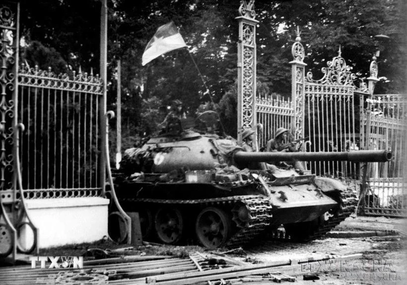 El tangque del Ejército de Liberación ocupó el Palacio de la Independencia al mediodía del 30 de abril de 1975, marcando el fin de la resistencia contra Estados Unidos, salvando al país, liberando completamente el Sur y reunificando el país. (Foto: Tran Mai Huong/VNA)