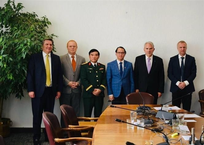 El embajador de Vietnam en Chile, Nguyen Viet Cuong, y el presidente de la Comisión de Relaciones Exteriores del Senado chileno, Iván Moreira Barros, en la reunión del trabajo. (Foto: VNA)