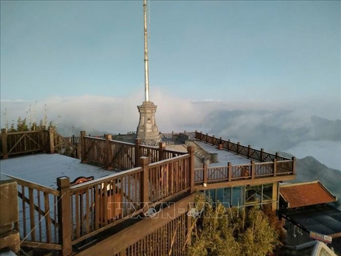 La escarcha cubre de blanco el área del mástil de la bandera en la cima del Fansipan. Foto: VNA