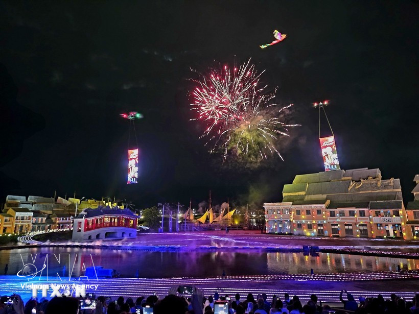 Espectáculo de drones que recrea las figuras del Dragón y el Fénix en el cielo de Hoi An. (Foto: VNA)