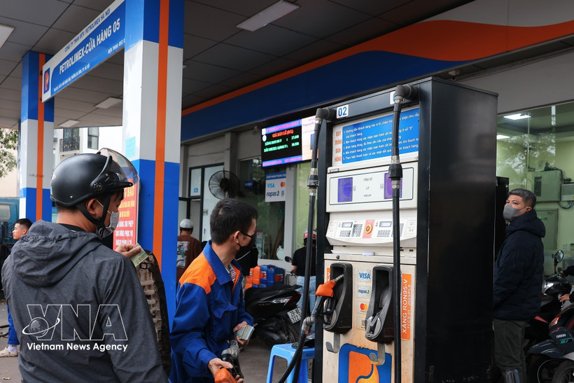 Empresas vietnamitas impulsan la venta de E10 RON95. Foto: VNA