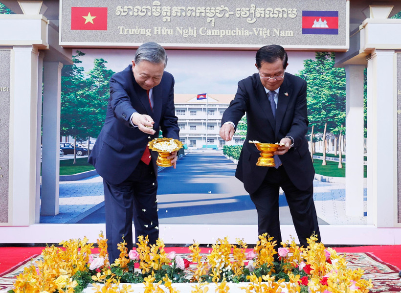 El secretario general del Partido Comunista de Vietnam, To Lam, y el presidente del Senado de Camboya, Hun Sen, asisten al acto de inicio de la construcción de la Escuela de Amistad Camboya–Vietnam. (Foto: VNA)
