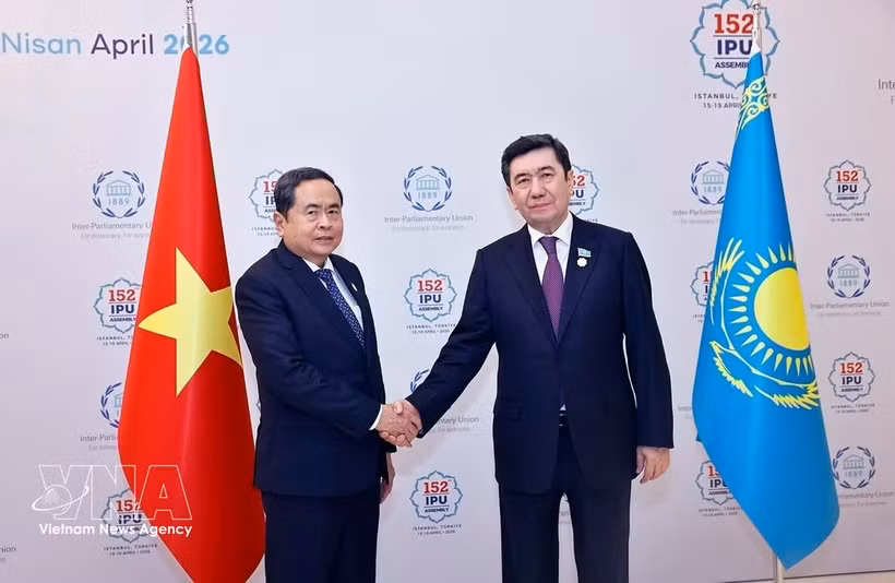 El presidente de la Asamblea Nacional de Vietnam, Tran Thanh Man, mantiene una reunión con Yerlan Koshanov, presidente del Mazhilis. Foto: VNA