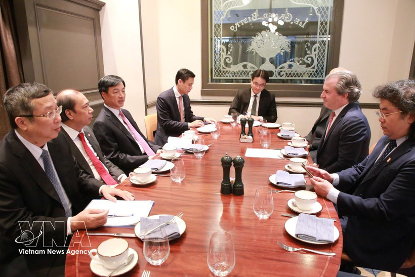 El secretario del Comité partidista de Hanoi, Nguyen Duy Ngoc, en encuentro de trabajo con Rosen Partners. Foto: VNA