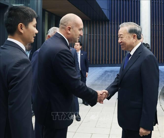 El presidente búlgaro, Rumen Radev, recibe al secretario general To Lam en su visita a la empresa de defensa Samel 90. Foto: Thong Nhat/VNA