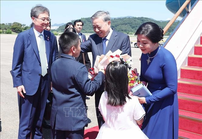 El secretario general del Partido Comunista de Vietnam, To Lam, y su esposa, Ngo Phuong Ly, llegan a Seúl. (Foto: VNA)