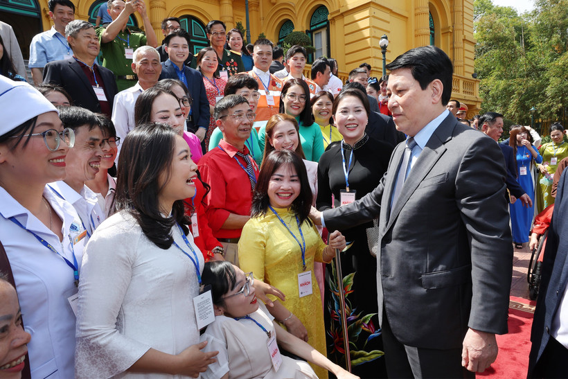 El presidente de Vietnam, Luong Cuong, y personas ejemplares destacadas en el programa “Acciones Bondadosas”. (Foto; VNA)