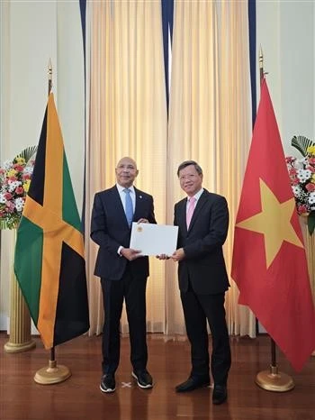 El embajador de Vietnam en Cuba, concurrente en Kingston, Le Quang Long, presentó sus cartas credenciales al Gobernador General de Jamaica, Patrick Allen. (Foto: VNA)