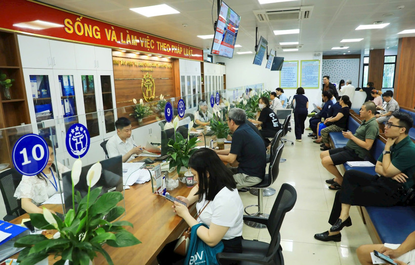 La surcursal 3 del Centro de Servicios Administrativos Públicos de Hanoi ha habilitado numerosas ventanillas para atender a los ciudadanos. Foto: hanoimoi.vn