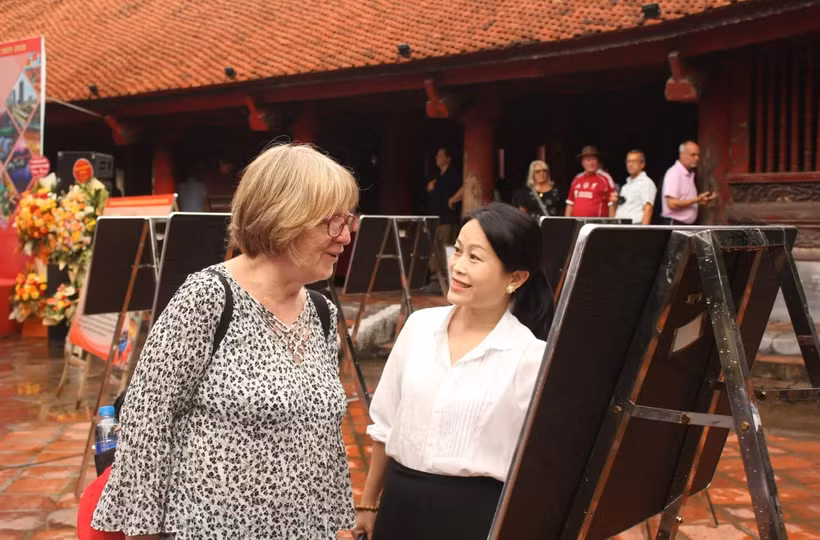 La turista británica Ann Nicholl visita la exposición. (Foto: https://kinhtedothi.vn/)